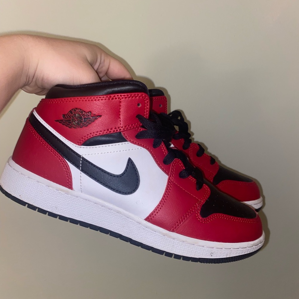 Nike Jordan 1’s “Chicago Bull” Mids
